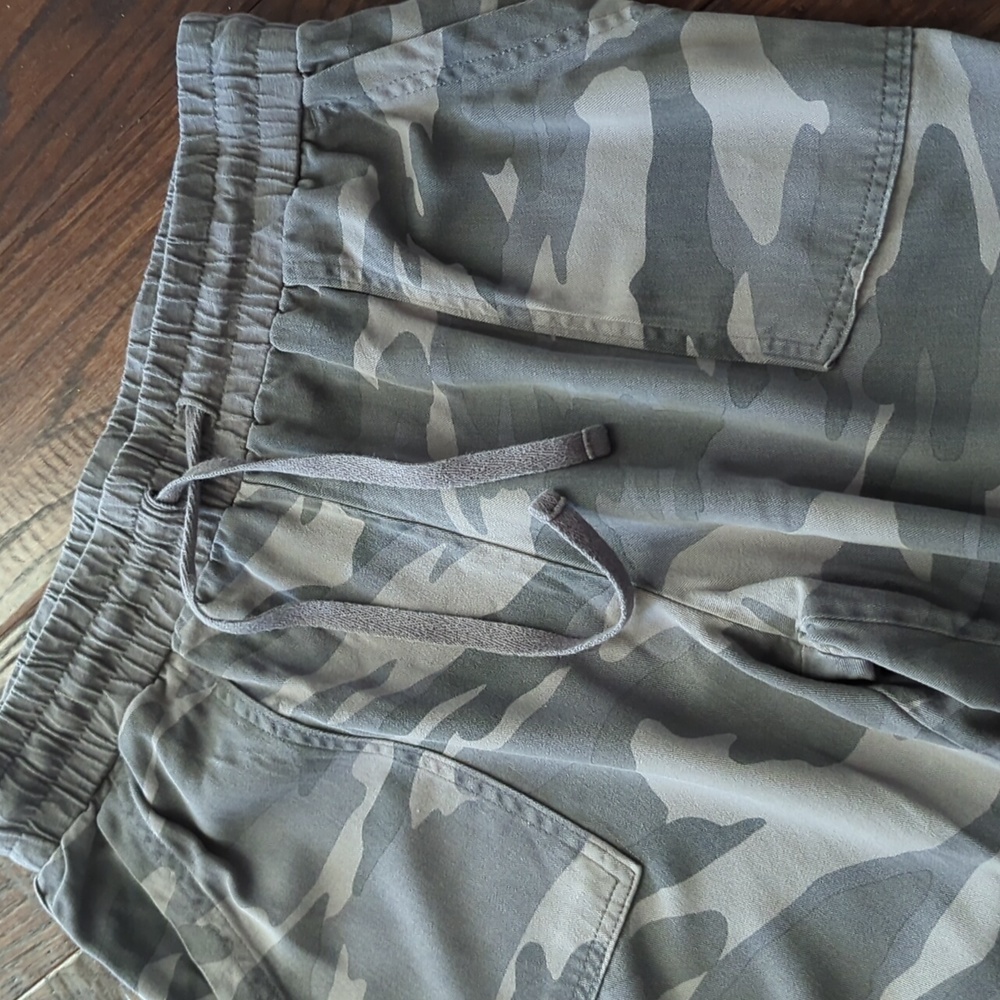 SPLENDID I Gray Camo Drawstring Lightweight Cropped Jogger Pants, S